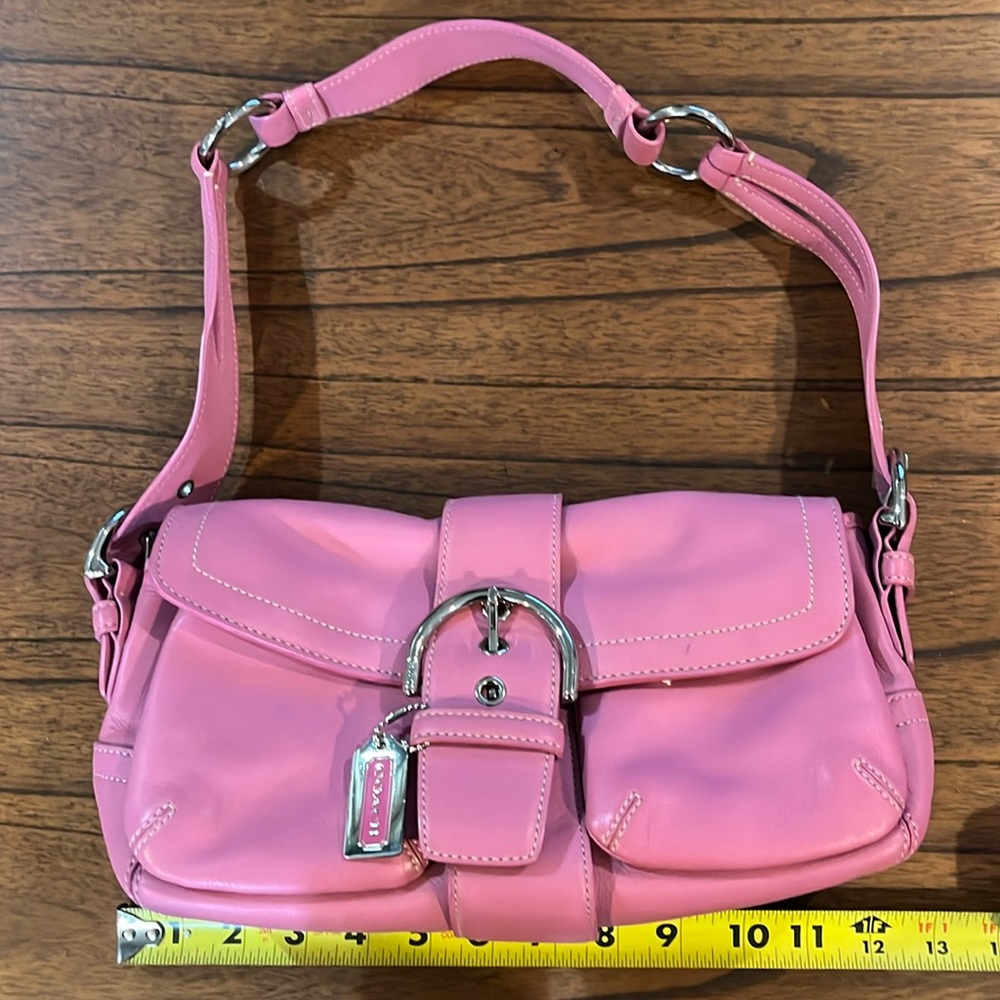 Like new Coach handbag, 1 zippered compartment, 2 outside pockets, pink